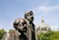 Karl Marx et Friedrich Engels, place Alexander.