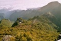 Gite du Pico Ruivo vu du sommet.<br>(Ce refuge est r�serv� aux habitant de l